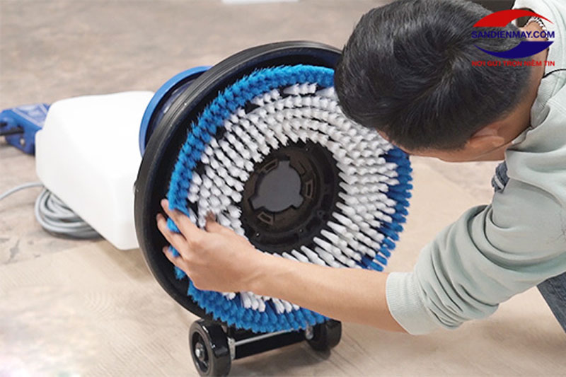 Thao tác lắp bàn chải vô cùng đơn giản